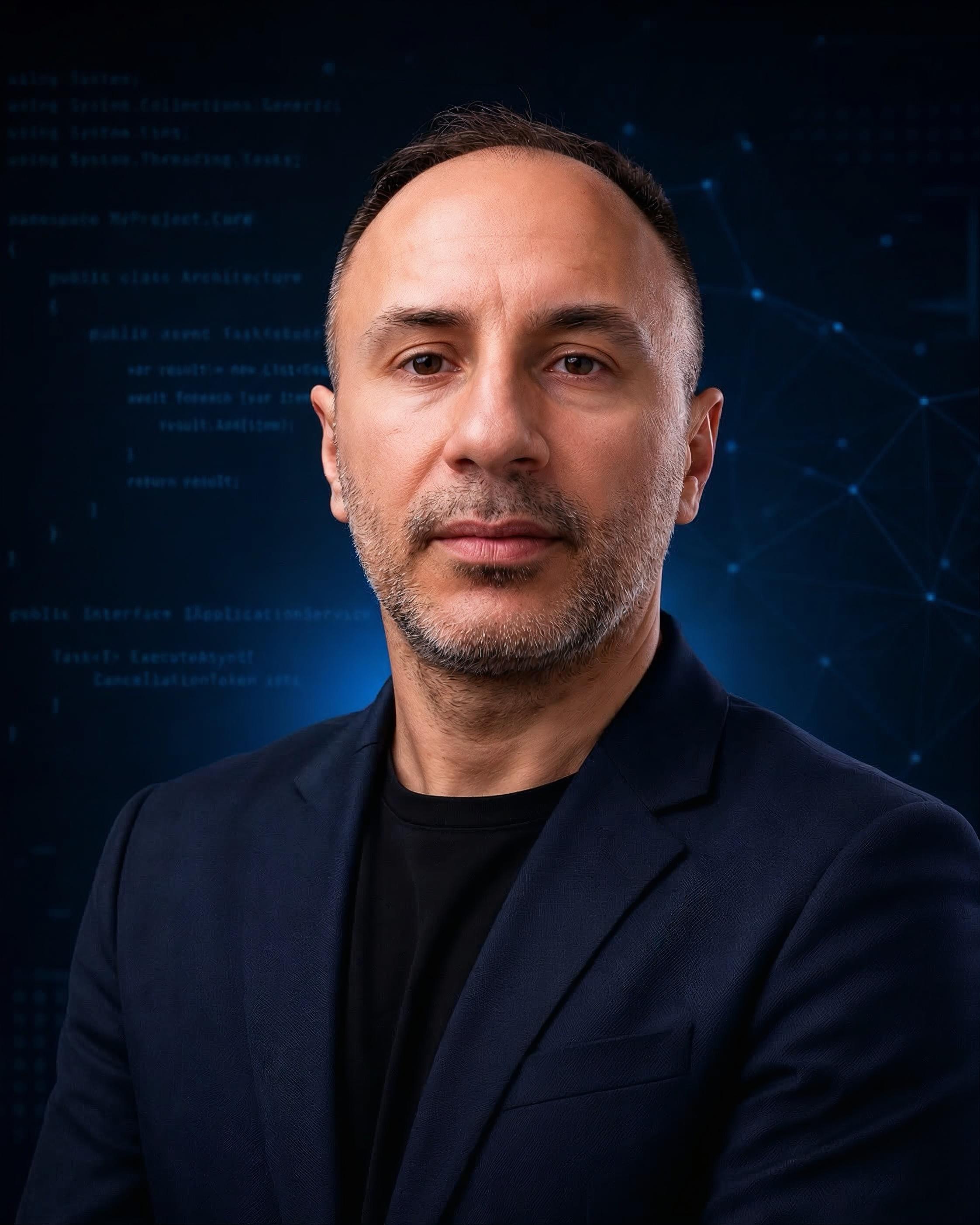 Fjodor, sviluppatore full-stack .NET, in giacca scura su sfondo con codice